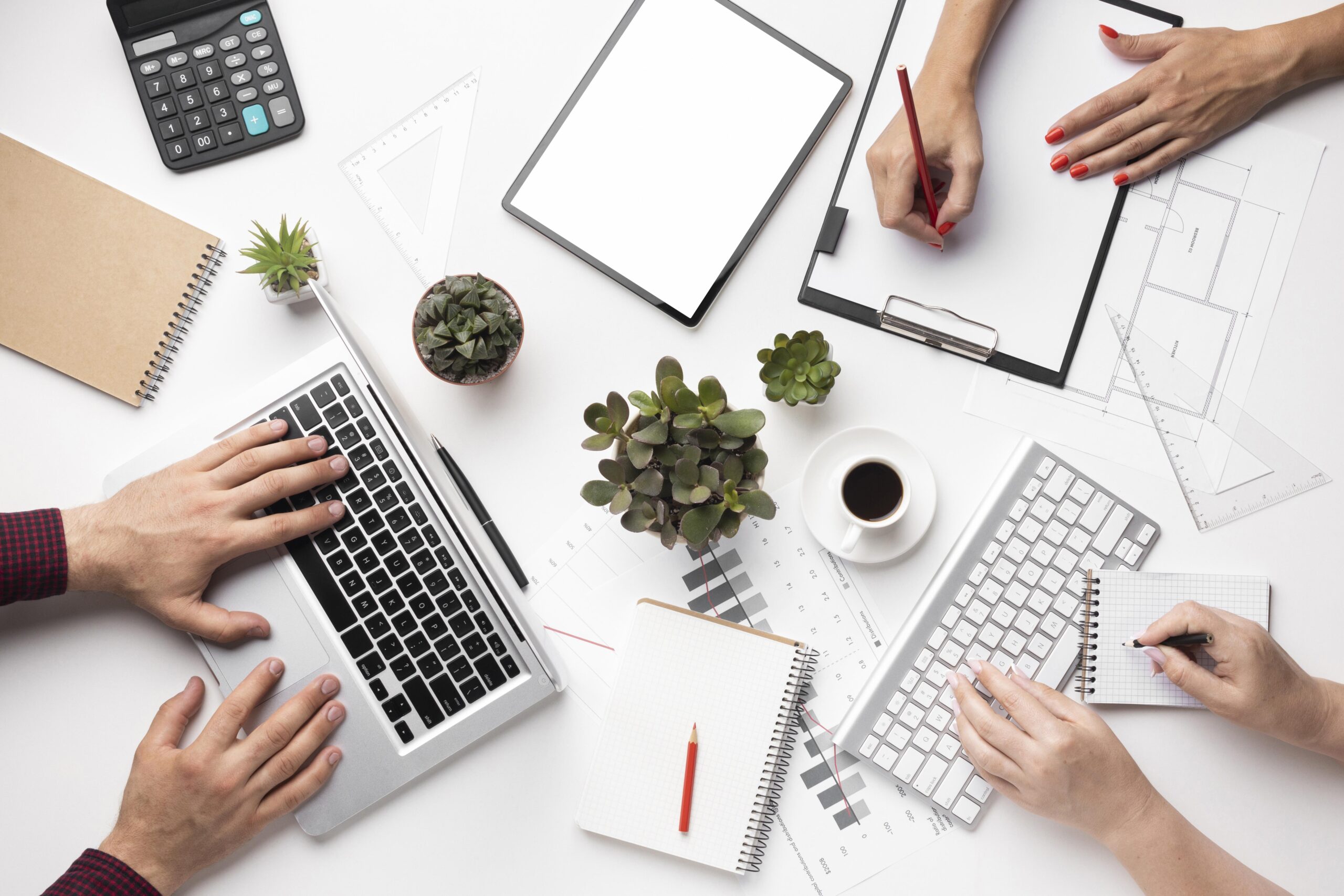 surtido-de-escritorio-de-oficina-plano-con-tableta-de-pantalla-vacia